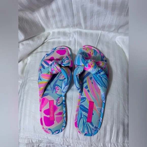 Lilly Pulitzer Women's Sea Glass Aqua
Rainforest Retreat Pool Slipper S/M - Picture 2 of 6
